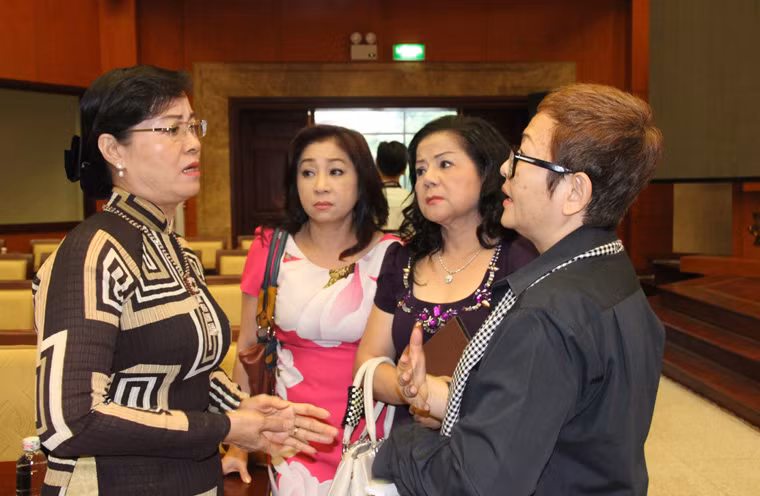 Các nghệ sĩ bày tỏ tâm tư với Chủ tịch HĐND TP HCM Nguyễn Thị Quyết Tâm.