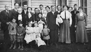 Benjamin Franklin sinh trưởng trong một gia đình đông anh em khi bố ông là Josiah Franklin có 17 người con với 2 người vợ. Ông Franklin là người con thứ 10 trong gia đình.