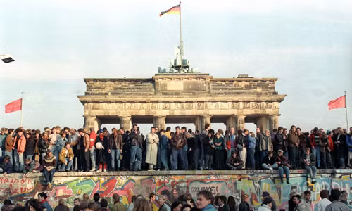Một số lượng lớn công dân Tây Berlin tụ tập tại cổng Brandenburg ngày 10/11/1989.