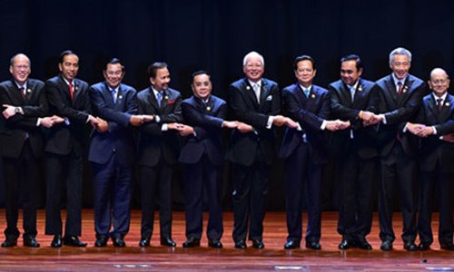 Thủ tướng Nguyễn Tấn Dũng (thứ 4 từ phải sang) và lãnh đạo các nước ASEAN nắm tay thể hiện tình đoàn kết. Ảnh: VOV.