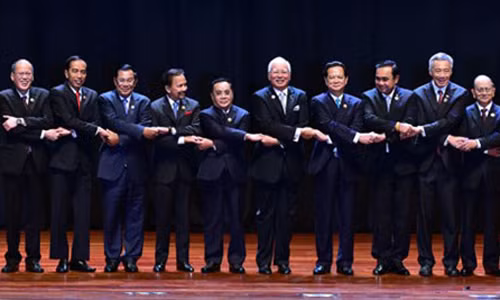 Thủ tướng Nguyễn Tấn Dũng (thứ 4 từ phải sang) và lãnh đạo các nước ASEAN nắm tay thể hiện tình đoàn kết. Ảnh: VOV.