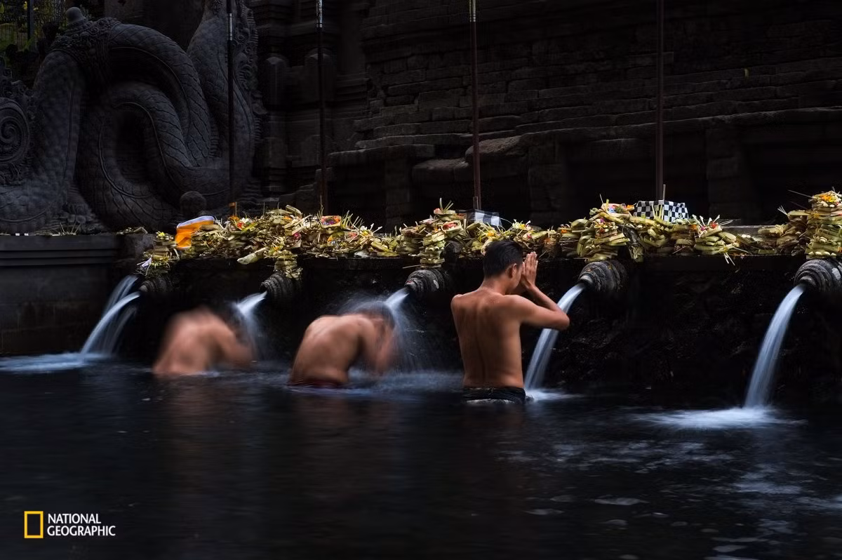Tác phẩm "Thanh lọc" của tác giả Donny Herry ghi lại cảnh nam giới tham gia nghi lễ tắm gội ở đền Tirta Empul, Bali. Dòng nước trong này tại ngôi đền này được xem là nước thánh để thanh tẩy cơ thể và tâm hồn.