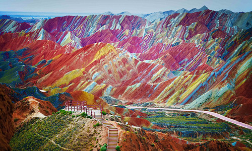 Những núi đá đầy màu sắc và có hình thù kỳ lạ ở Công viên Địa chất Zhangye Danxia ở tỉnh Cam Túc, Trung Quốc.