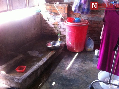 Các hộ tự cơi nới ở ban công để có chỗ sinh hoạt.