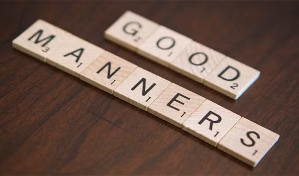 Quán cafe Petite Syrah ở Paris, Pháp vô cùng đặc biệt khi thu thêm tiền nếu khách hàng thô lỗ, bất lịch sự lúc gọi đồ uống. Theo đó, số tiền người gọi đồ uống bất lịch sử phải trả sẽ đội lên gấp ba, thậm chí gấp 5 lần.