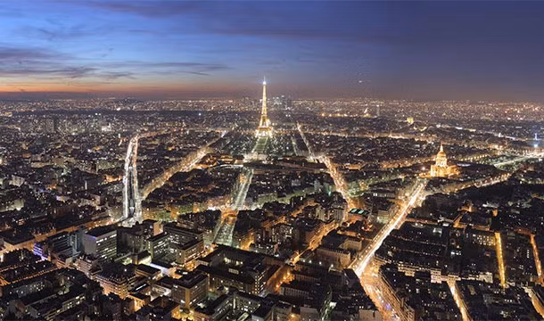 Khẩu hiệu của thành phố Paris được viết bằng chữ Latinh “Fluctuat Nec Mergitur” có nghĩa “tròng trành nhưng vẫn không chìm” là minh chứng hùng hồn cho thấy những thảm họa tồi tệ như chiến tranh, khủng bố... không thể đánh đổ người dân Pháp.