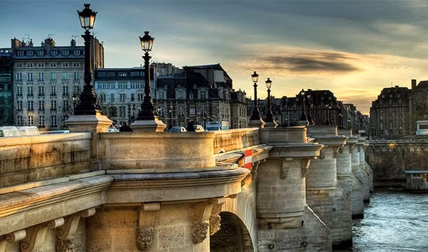 Điều thú vị ở Pháp đó là Pont Neuf chính là cây cầu cổ nhất ở Paris. Điểm đặc biệt, khiến nhiều người bất ngờ là tên của cây cầu này trong tiếng Pháp có nghĩa là Cầu Mới.