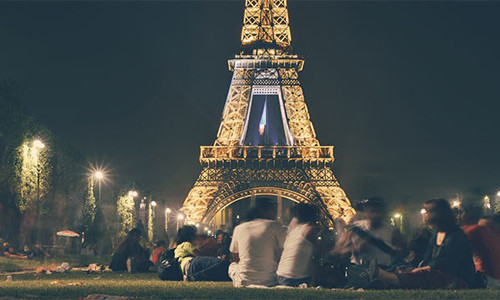 Trong Chiến tranh thế giới 2, Pháp đã cắt dây cáp thang máy lên tháp Eiffel khi trùm phát xít Hitler đặt chân đến Paris. Sở dĩ họ làm như vậy là vì muốn nếu Hitler lên trên đỉnh tháp Eiffel thì phải đi bộ.