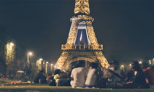 Trong Chiến tranh thế giới 2, Pháp đã cắt dây cáp thang máy lên tháp Eiffel khi trùm phát xít Hitler đặt chân đến Paris. Sở dĩ họ làm như vậy là vì muốn nếu Hitler lên trên đỉnh tháp Eiffel thì phải đi bộ.