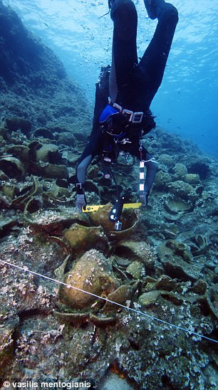 Những xác tàu đắm trên đắm nằm gần nhau ở phía đông biển Aegea, thuộc Địa Trung Hải trong phạm vi 44 km2. Với việc phát hiện 22 con tàu cổ đại bị chìm tại đây khiến nơi đây trở thành một nghĩa địa tàu đắm.