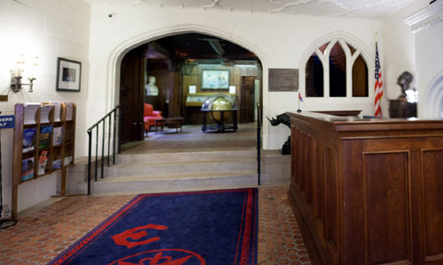 Câu lạc bộ Explorer Club bao gồm các thành viên là các nhà khoa học, nhà thám hiểm hay bất cứ ai có niềm đam mê đối với lĩnh vực khoa học. Một số thành viên nổi tiếng của câu lạc bộ này có thể kể đến như tỷ phú công nghệ Elon Musk, đạo diễn James Cameron, phi hành gia Buzz Aldrin, Tổng thống Teddy Roosevelt, phi công Charles Lindbergh....