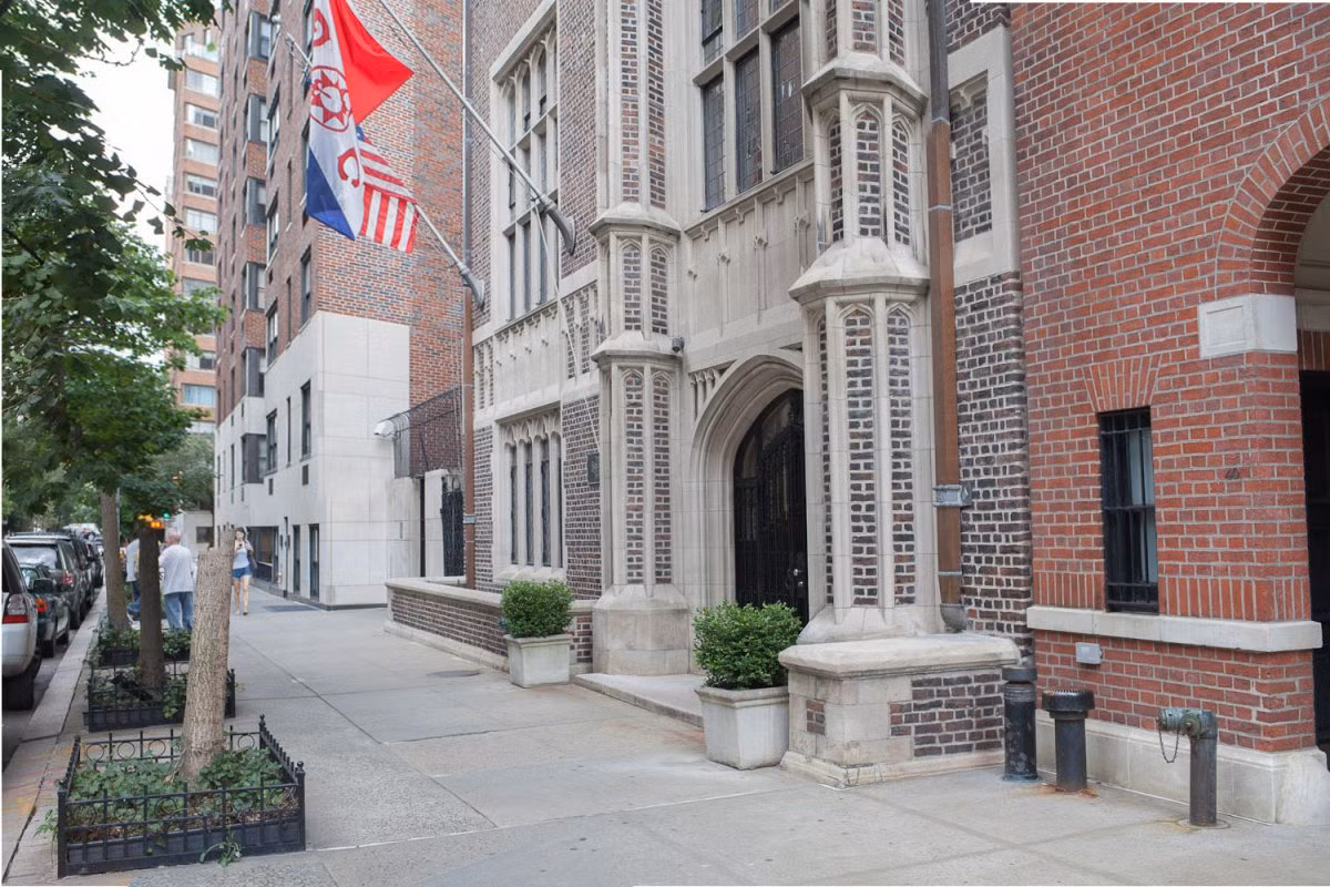 Bi an ben trong cau lac bo huyen thoai cua gioi sieu giau