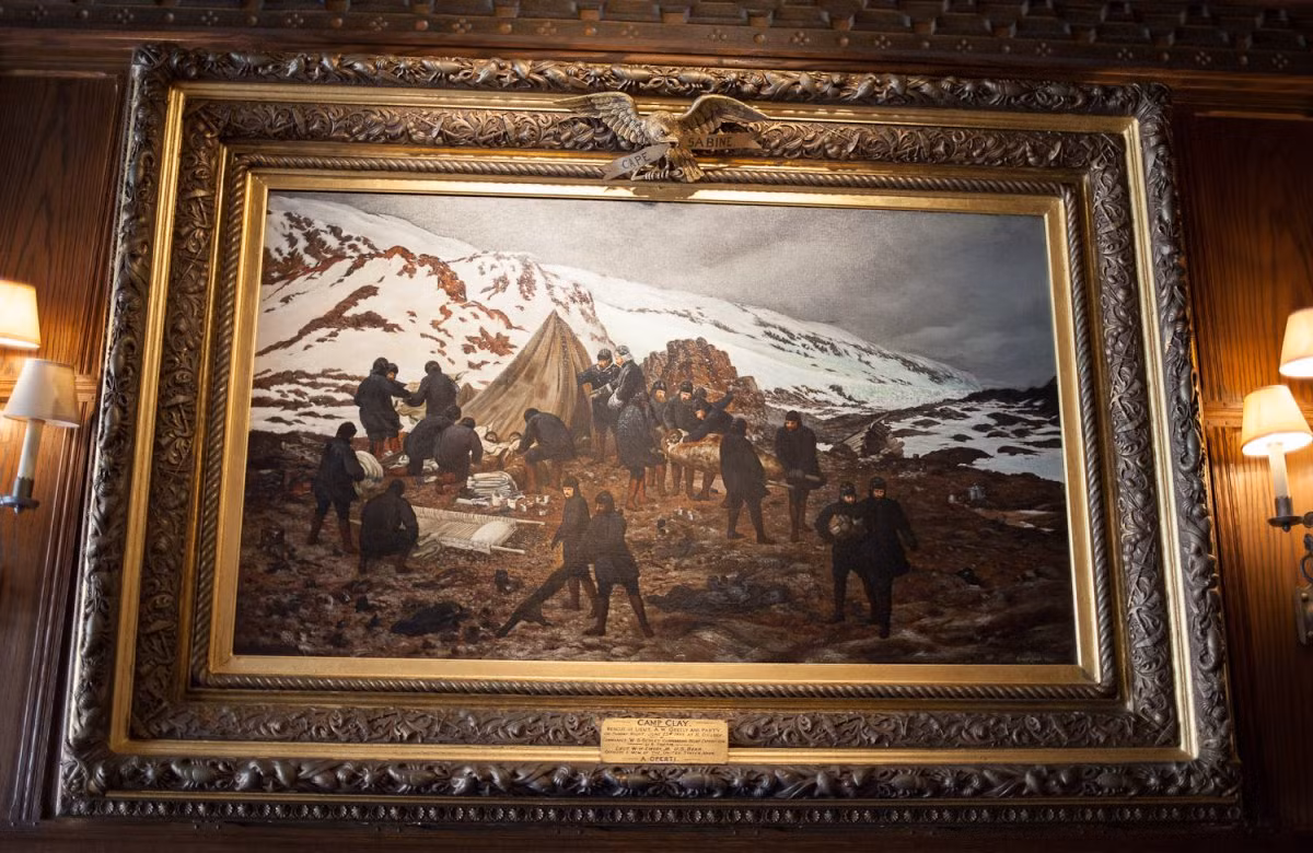 Bức tranh của Adolphus W. Greely - Chủ tịch đầu tiên của câu lạc bộ Explorers Club. Tác phẩm nghệ thuật này miêu tả chuyến thám hiểm Bắc Cực của ông Greely năm 1881. Đoàn thám hiểm này bị mắc kẹt trong hành trình trên đường thám hiểm nhiều năm. 18 trong số 24 thành viên đoàn thám hiểm thiệt mạng dọc đường đi. Những người còn lại được cứu năm 1884. Có tin đồn rằng một số thành viên đoàn thám hiểm ăn thịt người.