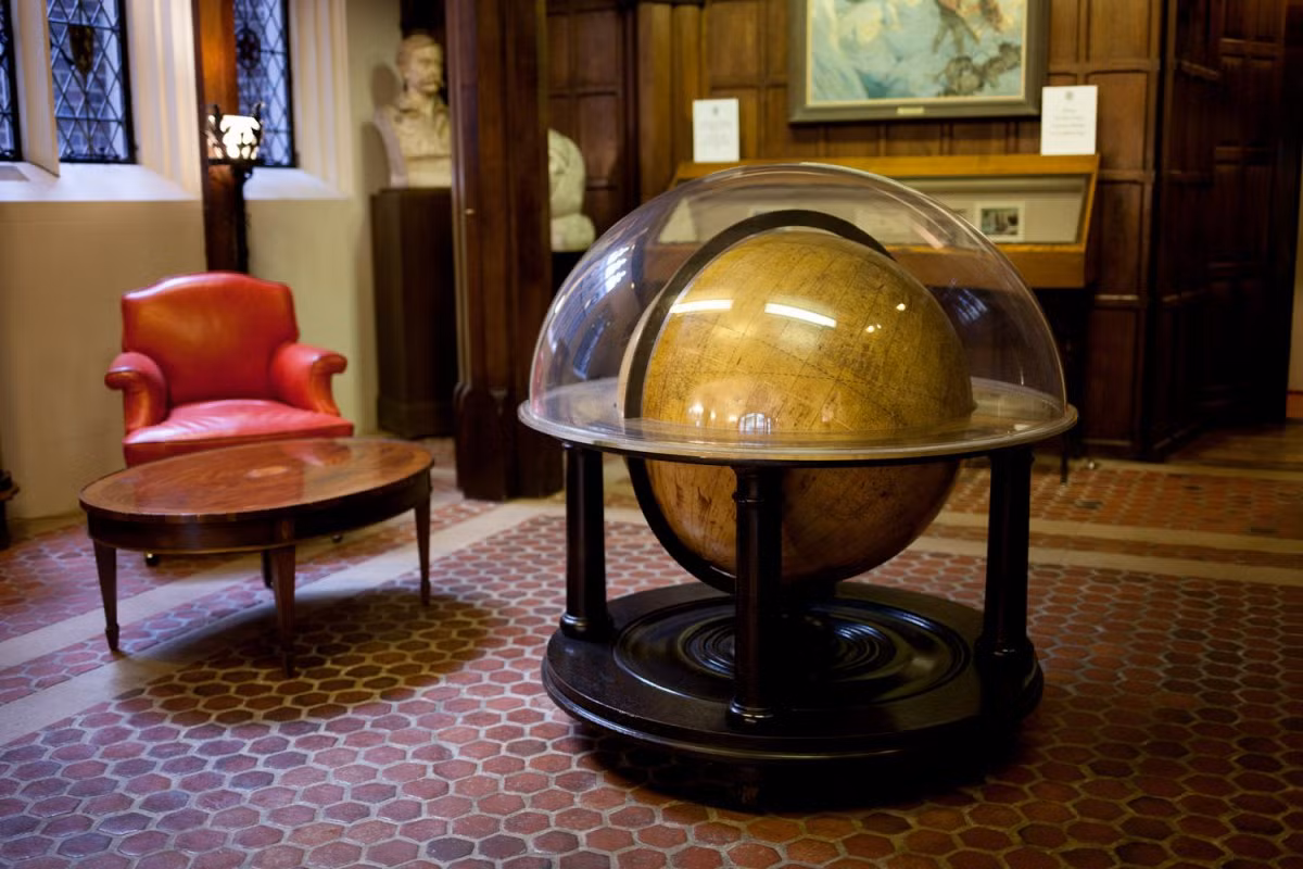 Nhà thám hiểm người Na Uy Thor Heyerdahl đã sử dụng quả cầu này trong suốt chuyến thám hiểm từ Peru đến Polynesia, quần đảo nằm trong vùng hải vực của đất nước New Zealand trên Thái Bình Dương bằng một chiếc bè gỗ. Heyerdahl đã nhận được sự hỗ trợ quý giá từ các hội viên trong câu lạc bộ Explorer Club.