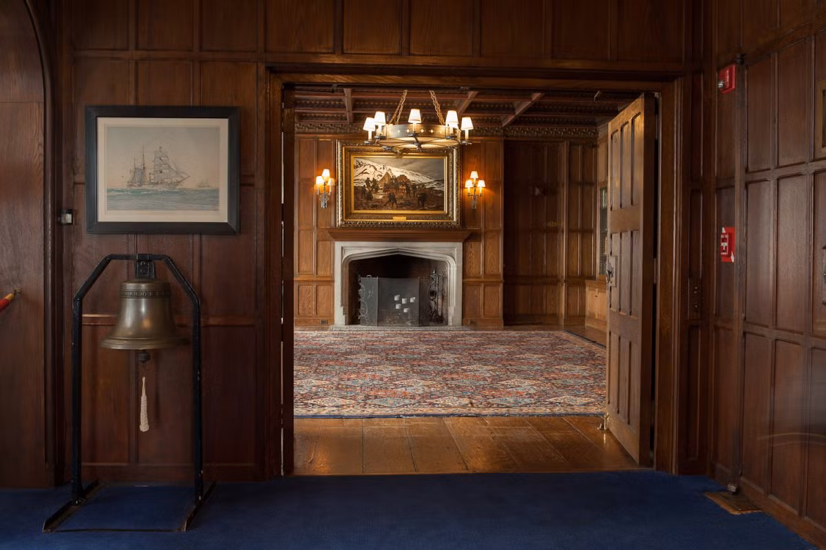 Đây là một trong hai phòng tổ chức sự kiện chính trong tòa nhà. Căn phòng này từng là thư viện của người chủ Clarke. Phần trần nhà có nguồn gốc từ một tu viện của Italy.