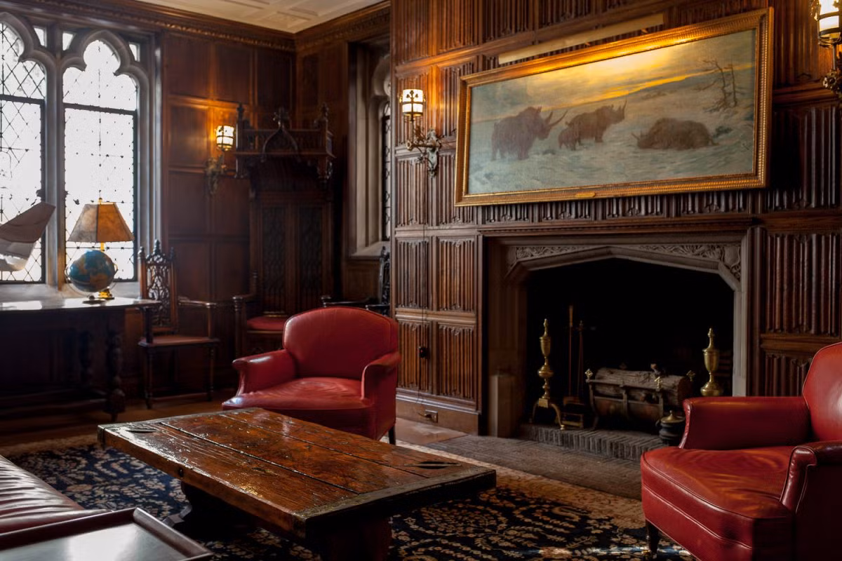 Trụ sở của câu lạc bộ Explorer Club là nhà của Stephen C. Clark. Sau đó, nhà văn nổi tiếng của nước Mỹ Lowell Thomas - hội viên của Explorer Club đã mua lại căn nhà này và tặng cho chính câu lạc bộ. Trong ảnh là phòng khách với các đồ nội thất có nguồn gốc châu Âu trong khoảng thế kỷ 15 -16. Bàn cà phê đặt giữa phòng được làm từ cửa hầm của tàu USC&amp;GS Explorer - một trong những chiếc tàu sống sót sau trận Trân Châu Cảng năm 1941.