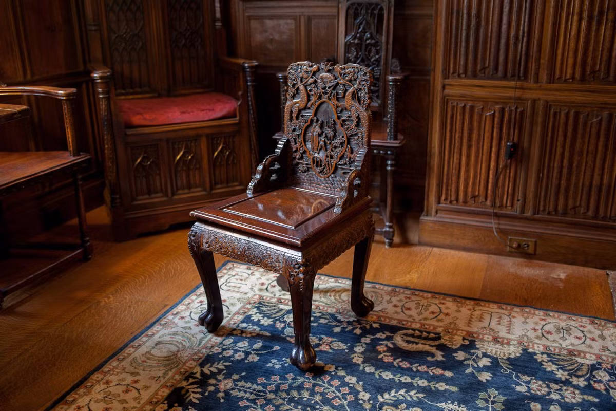 Trong ảnh là chiếc ghế của hoàng hậu Hiếu Khác Mẫn - vợ của vua Phổ Nghi. Vua Phổ Nghi là vị vua cuối cùng của triều đại Mãn Thanh trong lịch sử Trung Quốc.