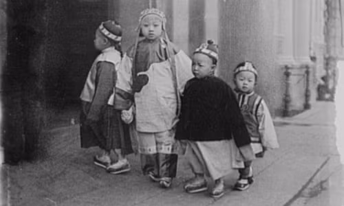 Nhiếp ảnh gia Genthe bị hấp dẫn bởi người dân Trung Quốc và khu Chinatown nên đã chụp rất nhiều ảnh về cuộc sống ở nơi đây.