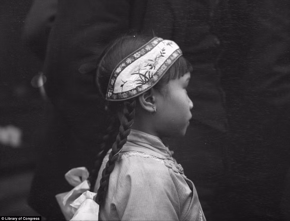 Nhiếp ảnh gia Arnold Genthe đã di cư từ Đức tới Mỹ sinh sống. Ban đầu, ông làm gia sư cho một gia đình giàu có sau khi đến Mỹ. Sau khi hợp đồng kết thúc, ông Genthe mở một studio và bắt đầu chụp ảnh cuộc sống của người dân ở Chinatown - khu sinh sống của người Trung Quốc trên đất Mỹ.