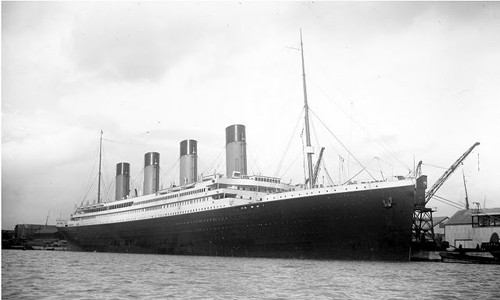 Tuy nhiên, ngay trong chuyến hải trình đầu tiên - ngày 15/4/1912, vào lúc 2h20 phút, tàu Titanic bị đắm rồi chìm xuống biển sau khi va phải một tảng băng chìm, khiến hơn 1.500 người có mặt trên tàu tử nạn. Đây là một trong những vụ tai nạn hàng hải kinh hoàng nhất thế giới.