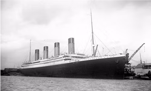 Tuy nhiên, ngay trong chuyến hải trình đầu tiên - ngày 15/4/1912, vào lúc 2h20 phút, tàu Titanic bị đắm rồi chìm xuống biển sau khi va phải một tảng băng chìm, khiến hơn 1.500 người có mặt trên tàu tử nạn. Đây là một trong những vụ tai nạn hàng hải kinh hoàng nhất thế giới.