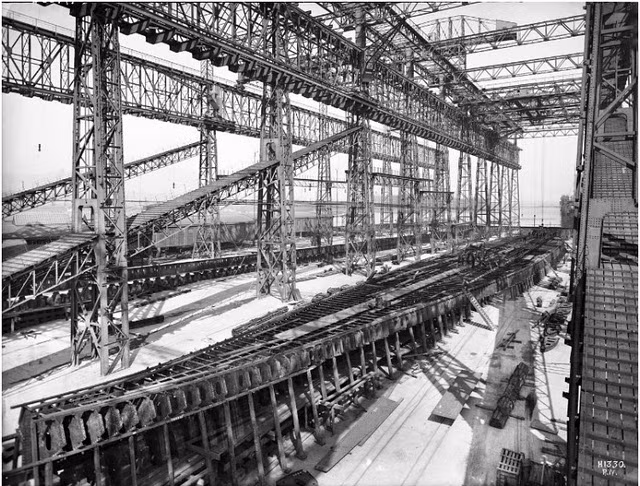 Trước đó 3 tháng, con tàu chị em của Titanic là RMS Olympic cũng được công ty Harland and Wolff đóng.