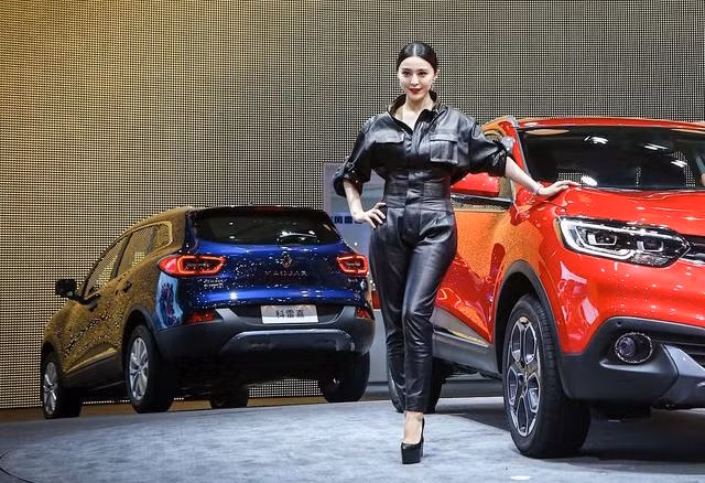 Diện bộ jumpsuit da bó eo, Phạm Băng Băng trông cá tính và quyến rũ.