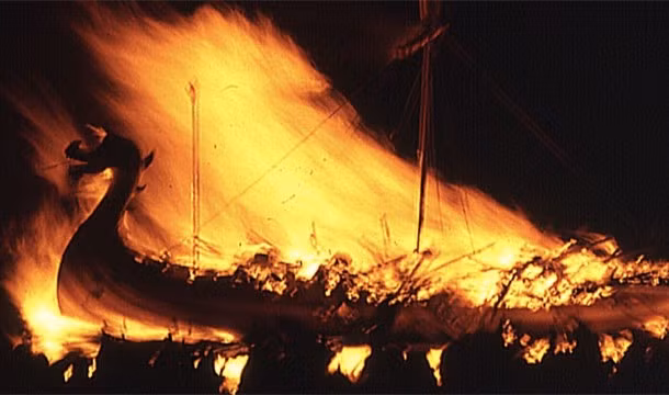 Người Viking tin rằng, chiếc thuyền đó sẽ đưa người quá cố sang thế giới bên kia. Người thân cũng đem theo vũ khí và nhiều đồ giá trị khác chôn cất cùng người chết.