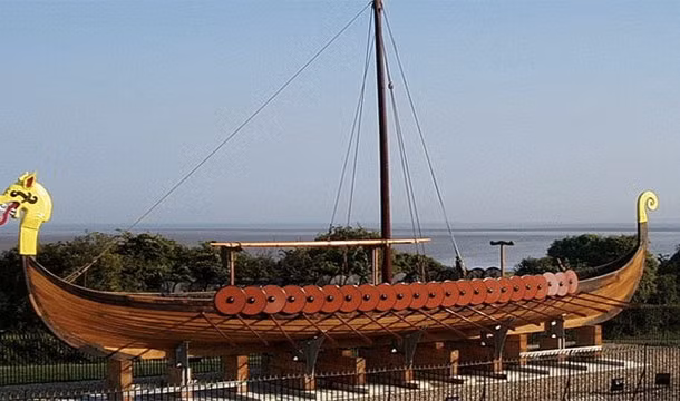 Thỉnh thoảng, những người Viking có địa vị cao trong xã hội sẽ được chôn cất cùng với một số nô lệ được đem hiến tế để phục vụ họ khi sang thế giới bên kia.