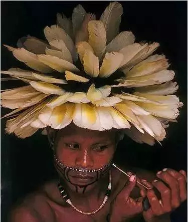 Theo đó, nữ giới có thể có nhiều người yêu và thoải mái "quan hệ" với bất cứ người nào mà họ thích. Khi thích một người đàn ông nào đó, phụ nữ sẽ mạnh dạn theo đuổi tình yêu mà không hề e ngại điều gì. Họ cũng có quyền từ chối những người đàn ông tán tỉnh họ nếu như không thích người đó.