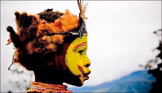 Tập tục hôn nhân ở trên đảo Trobriand cũng khá đặc biệt. Theo đó, nếu người phụ nữ muốn lấy một người đàn ông làm chồng thì họ chỉ cần nằm trên giường của người đàn ông đó tới lúc trời sáng. Sau đó, dù thích hay không người đàn ông đó cũng phải cưới người phụ nữ kia về làm vợ.