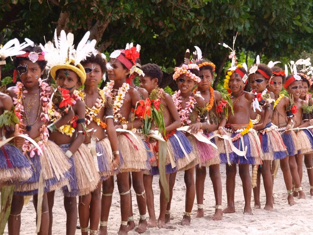 Bởi vậy, đàn ông sống trên đảo Trobriand rất lo sợ khi ra ngoài đường vì bất cứ lúc nào cũng có thể bị phụ nữ ép "quan hệ" mà không được phép chống cự. Do vậy, nhiều nam giới thường tụ tập đi thành từng nhóm để tránh bị phụ nữ "ép yêu". Tuy nhiên, nhiều lúc đi thành nhóm nhưng họ vẫn bị phụ nữ mai phục và bắt làm người tình.