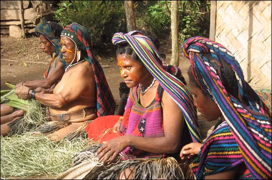 Hôn nhân của người dân nơi đây được công nhận khi hai người cùng nhau ăn món khoai mỡ do mẹ cô dâu chuẩn bị.