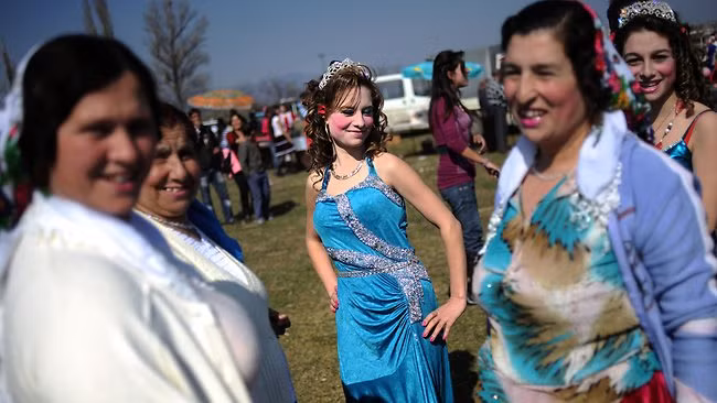 Chợ cô dâu du mục ở Bulgaria là một khu chợ độc đáo trên thế giới. Tại đây, các bậc cha mẹ đưa con gái tới khu chợ này với mong muốn tìm được người người chồng ưng ý và có được khoản tiền cưới giá trị.