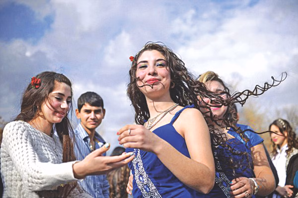 Chợ cô dâu độc đáo này họp vào ngày thứ Bảy đầu tiên sau ngày lễ thánh Todor. Theo đó, những cô gái sẽ mặc những trang phục đẹp nhất, đeo những trang sức vàng rực rỡ, nhảy múa để tìm đức lang quân.