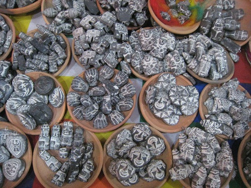 Tại khu chợ kỳ quái này, du khách có thể mua những món đồ liên quan đến phù thủy như bùa cầu may mắn, hạnh phúc như bùa làm từ bào thai lạc đà không bướu hay bùa ếch... hay các nguyên liệu để yểm bùa, trị bệnh.