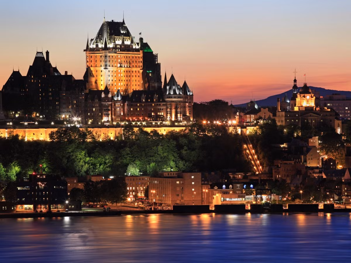 Khi ở Quebec, Canada một vài ngày, du khách nên ghé thăm những thành lũy, kiến trúc cổ có từ thế kỷ 17 hay ăn cơm trong những quán rượu lâu đời hay đi dạo ở những con đường lát sỏi.