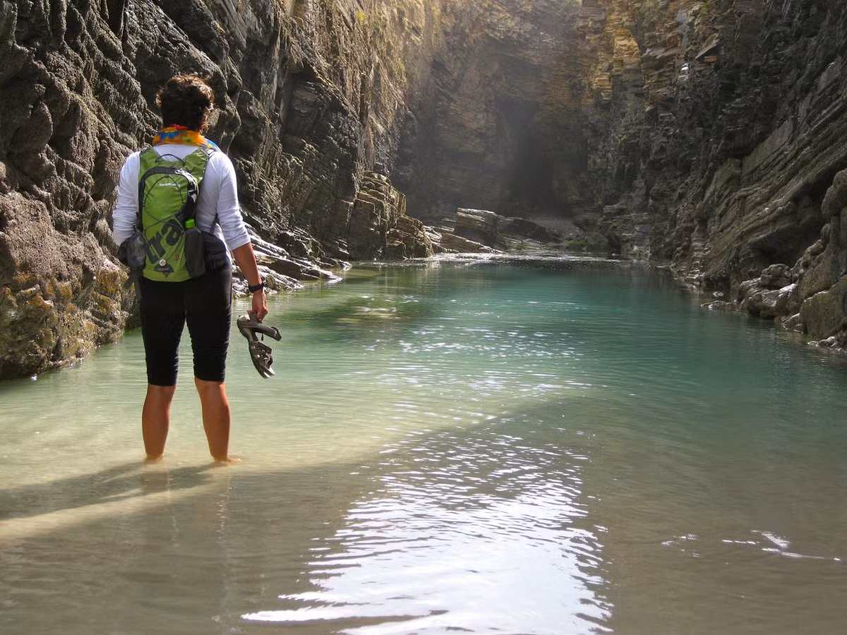 Galicia ở Tây Ban Nha nổi bật với những ngôi làng hoang sơ, vườn nho tươi tốt, các bãi biển đẹp, hải sản thơm ngon, suối nước nóng...