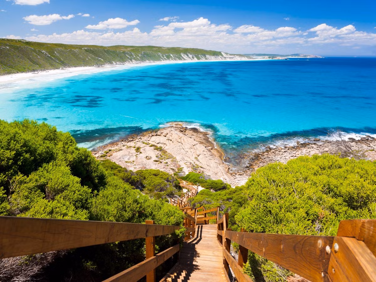 Tây Úc nổi bật với cảnh quan thiên nhiên tuyệt đẹp. Nơi đây sở hữu một số bãi biển và vịnh đẹp nhất thế giới.