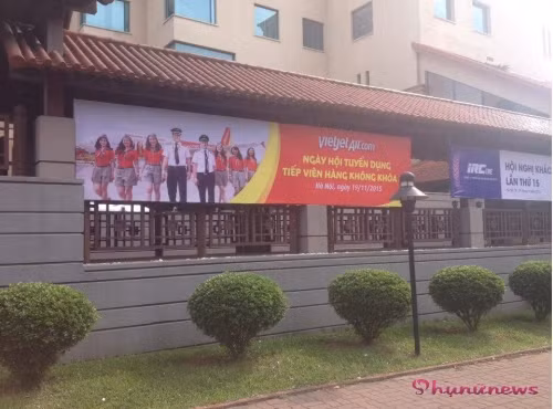 Ngày 19/11 vừa qua, tại khách sạn Sofitel Hà Nội đã diễn ra cuộc thi tuyển tiếp viên hàng không quy mô nhỏ của hãng Vietjet Air. Từ trước đến nay quy trình tuyển tiếp viên hàng không của các hãng luôn nghiêm ngặt và khép kín, nhưng Vietjet Air tổ chức thi mở, các ứng viên đến dự thi tự do.