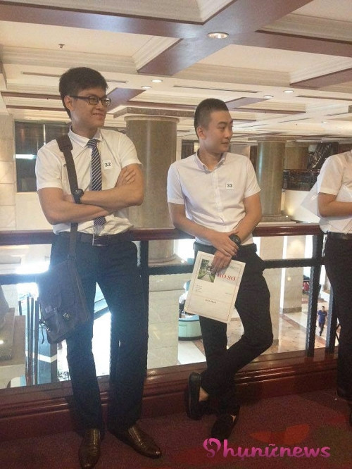 Thí sinh SBD 32 - bạn Mạnh Hùng (21 tuổi, Hà Nội) mới tốt nghiệp Học viện Ngân hàng, tới ứng tuyển nhờ thông tin đọc được trên website của hãng, cho biết đây là lần đầu tiên dự thi tiếp viên hàng không. Mặc dù chưa từng học trường lớp nào liên quan nhưng Hùng khá tự tin tham gia ứng tuyển. Anh chàng cao 1m82 này trong buổi sáng đã vượt qua cả 3 vòng thi với đánh giá cao từ BGK.