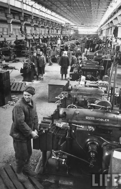 Không khí lao động hăng say ở một nhà máy tại Stalingrad năm 1947.