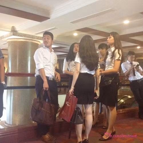 Các chàng trai cô gái độ tuổi từ 19-30 có ngoại hình cao ráo nổi bật, chờ đợi lần lượt để trải qua 4 vòng thi: kiểm tra ngoại hình, catwalk, tài năng, phỏng vấn bằng tiếng Anh. Riêng phần sơ tuyển có một số yêu cầu bắt buộc như chứng chỉ TOEIC 450, chân tay không có sẹo, dáng chuẩn đẹp...