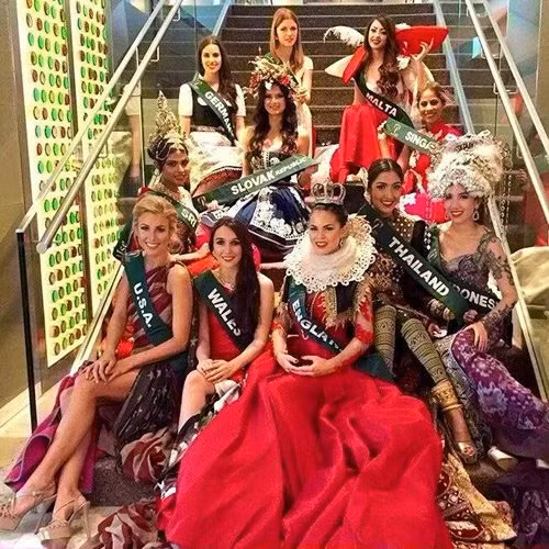 Hoa hau My bi “nem da” vi mac vay in quoc ky quet dat-Hinh-4