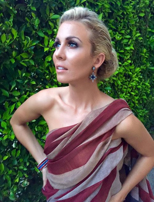 Hoa hau My bi “nem da” vi mac vay in quoc ky quet dat-Hinh-2