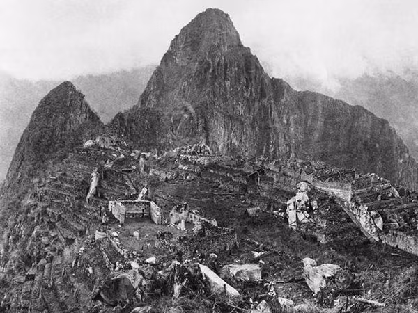 Hình ảnh đầu tiên chụp thành phố bị lãng quên Machu Pichu của đế chế Inca khi được phát hiện năm 1912.