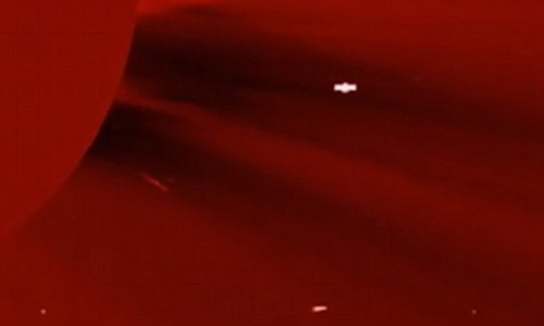 Vat the la nghi la UFO bay ngang qua Mat Troi