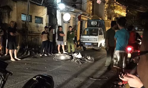Ha Noi: Kinh hoang o to “dien” keo le xe may toe lua