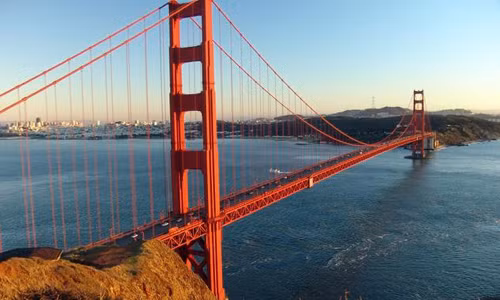 Cầu Cổng Vàng nổi tiếng của Mỹ là địa điểm có số lượng vụ tự sát lớn nhất thế giới. Hàng năm, có một số lượng không nhỏ người đến cầu Cổng Vàng và tự sát. Cụ thể, theo thống kê, cứ 2 tuần thì có 1 người tự sát bằng cách nhảy từ trên cầu Cổng Vàng xuống dưới.