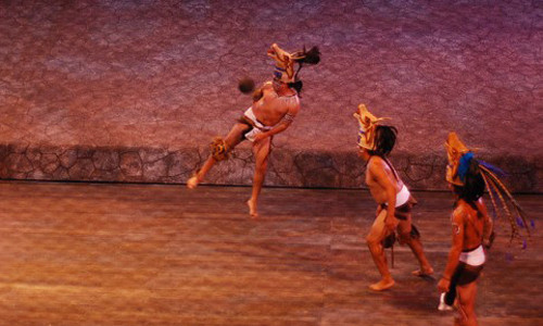 Những cầu thủ gia trò chơi phải giữ quả bóng nảy và đưa bóng qua đĩa để chiến thắng mà không được dùng khuỷu tay, cẳng tay, hông và chày hay gậy để chơi bóng. Sự đẫm máu của trò chơi này thể hiện ở việc đội thua cuộc sẽ bị chém đầu trong khi đội thắng tổ chức tiệc ăn mừng. Trò chơi này thu hút rất đông người dân Maya theo dõi, cổ vũ.